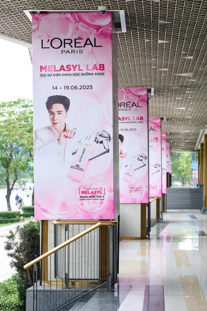 L’Oréal Paris Melasyl Lab campaign banners at the entrance to Thiso Mall