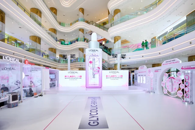 The luminous pink Glycolic Melasyl Lab pop-up and giant serum installation inside Thiso Mall