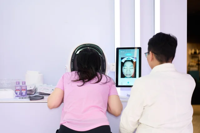 A visitor exploring a digital skin consultation at the Glycolic Melasyl Lab