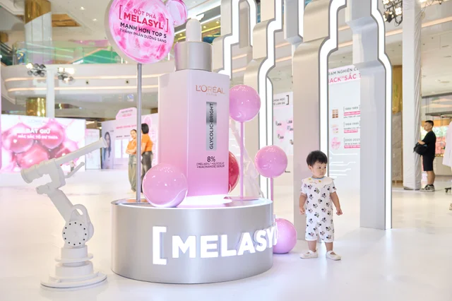 Oversized pink serum sculptures and product displays inside the L’Oréal Melasyl Lab