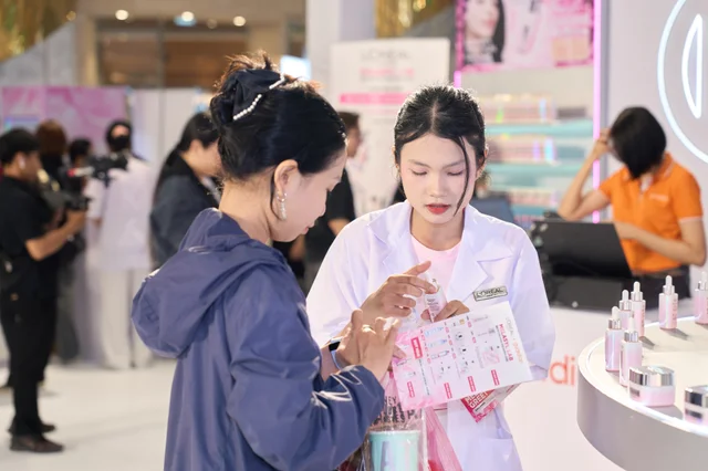 A L’Oréal beauty advisor introducing the Glycolic Melasyl products to a visitor