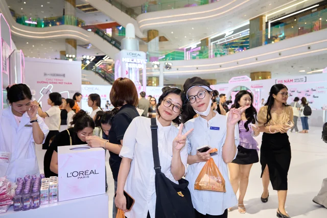 Visitors enjoying the L’Oréal Glycolic Melasyl Lab brand activation at Thiso Mall