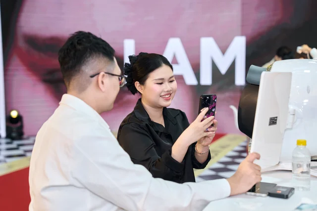 A guest and advisor exploring a digital skin consultation at Maison L’Oréal Paris