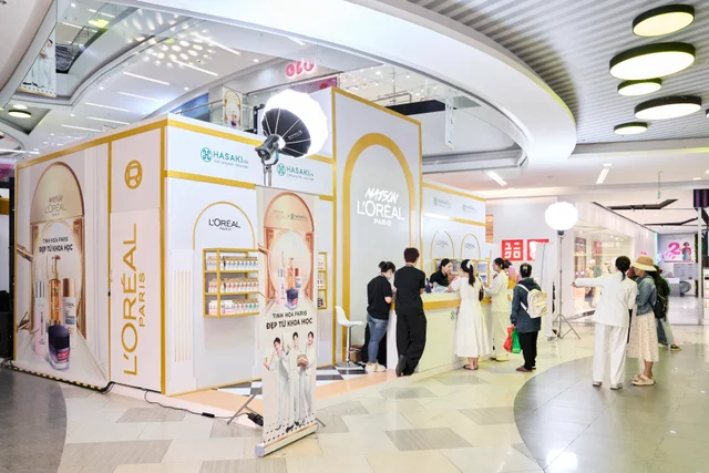 The white and gold Maison L’Oréal Paris and Hasaki pavilion inside the mall atrium